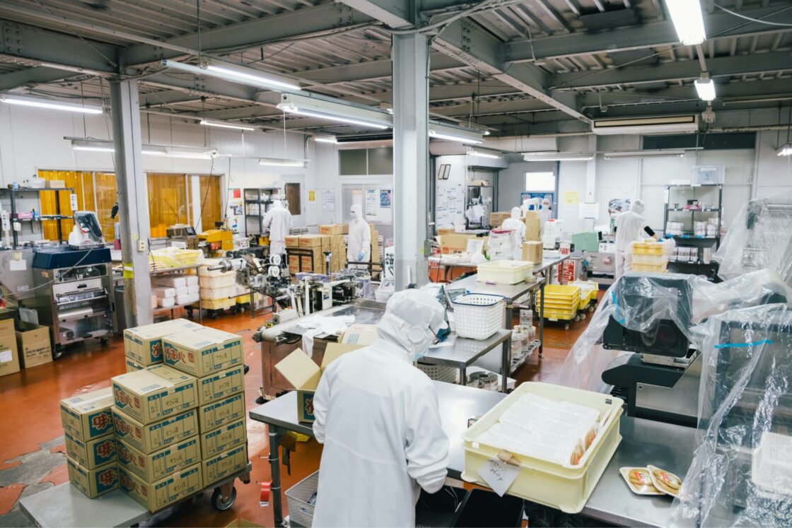 毎日、新鮮な魚が集まる魚市場内の加工場