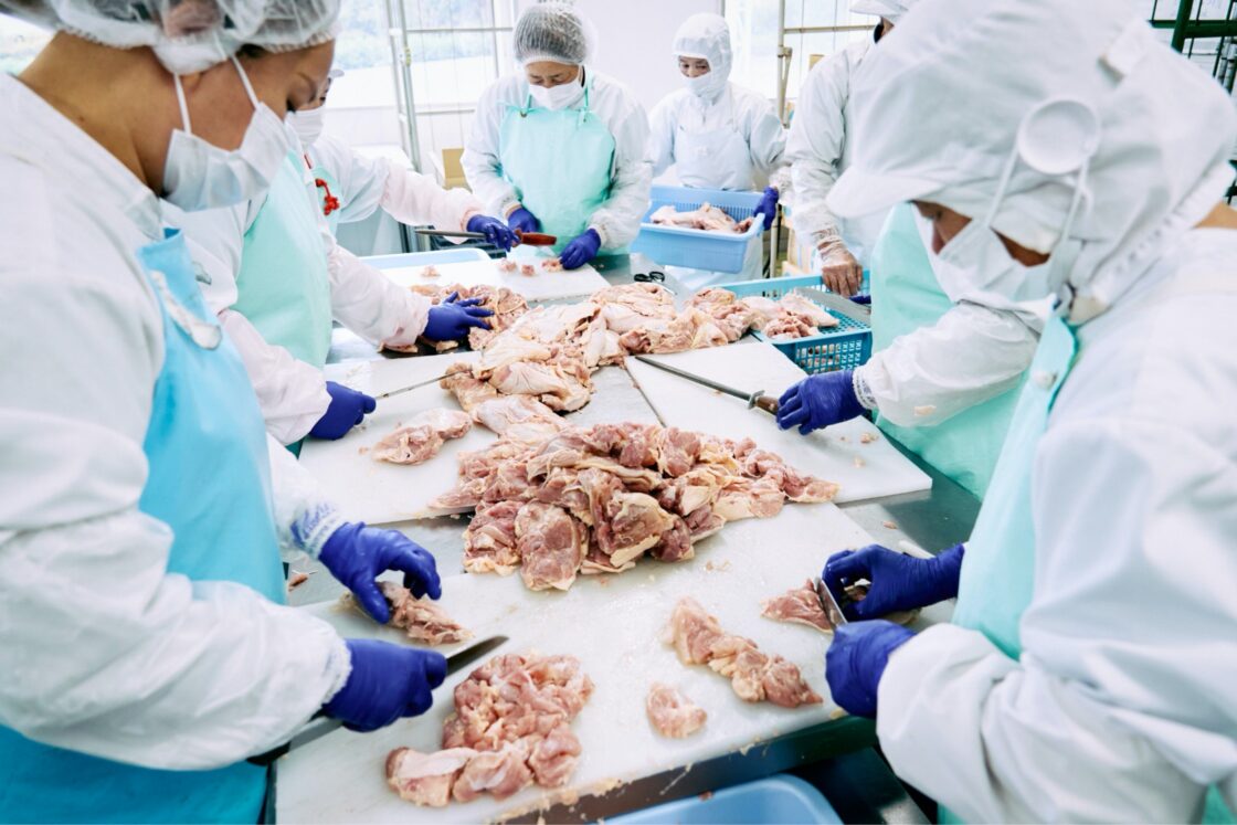 レストランの看板メニューであり、お土産としても絶大な人気を誇る鶏の炭火焼き、特製のタレにじっくり漬け込んだクリスマス用ローストチキンなど
